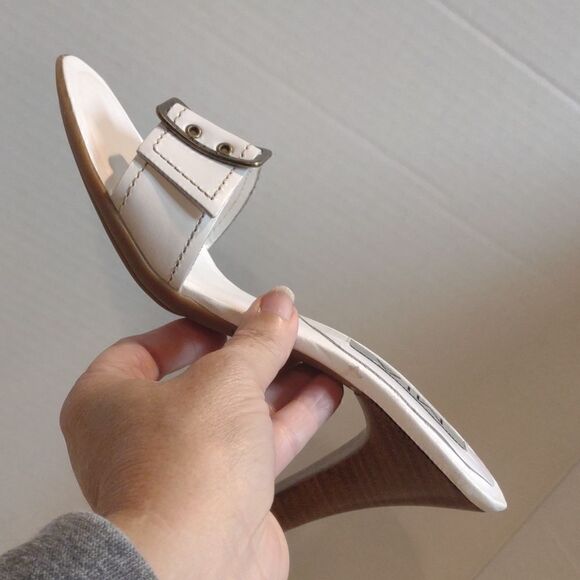 👍 Mia White Sandals Size 7.   A12 - Picture 4 of 5